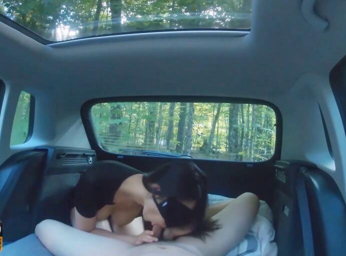 女友骚闺蜜被带到野外车震