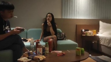 一支百威喝到底美腿外围骚女，连体网袜蹲着深喉，扶着浴室门后入