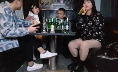 换妻探花很久没播回归4P首秀，还是原来的味道，KTV唱歌喝酒