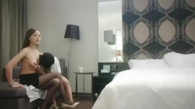 【利利坚辛苦】。重金约高端外围，180cm极品车模，大长腿黑丝，嫩鲍怼脸