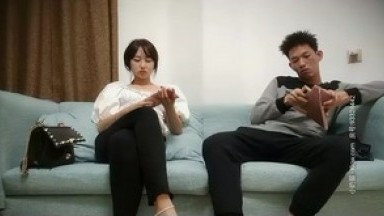 小伙2100元网约气质外围美女，非常敏感摸几下就出水