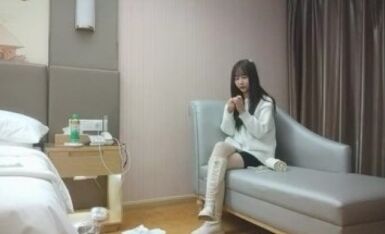 《用利抽插》高品质探花，深夜再约极品萌妹，扒掉衣服大奶子，骑乘爆插多毛骚穴，爽的受不了浪叫