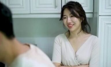 【韩国三级】跟踪她的秘密性行为