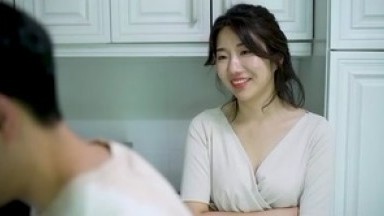 【韩国三级】跟踪她的秘密性行为