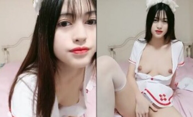 大红唇新人骚女被两大汉3P，白丝袜丁字裤，翘起屁股看穴，两根JB轮流舔，骑乘上下一起插，打桩机搞得舒服了