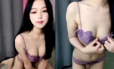 长驱直入-紫霞仙女 ，来大姨妈也要直播，穿着紫色情趣内衣，脱掉内裤给看屄屄特写，揉波波诱惑得狼友蠢蠢欲动