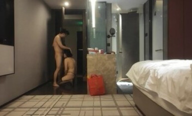 《挣钱买奥迪拉水泥》酒店约炮骚妇阿姨胖子还挺嚣张的打开房间门玩SM，才刚被打完没两天