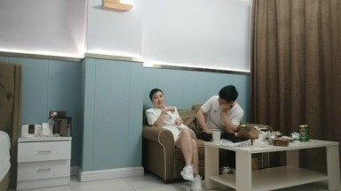 【爱情丶故事】网聊良家人妻，约过来操逼，白色西装御姐，无毛，扶着大屁股后入