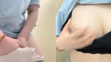 【女大学生宿舍】，封校中，下午宿舍集体刷剧，偷拍室友，厕所露出大奶子和骚逼，精彩刺激