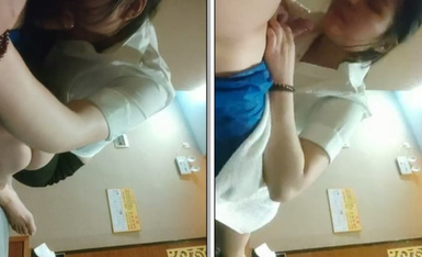 【老王1探花】，按摩店干少妇，骚逼一脸狐媚样，阴毛黑乎乎浓密，开着手机灯插入水汪汪