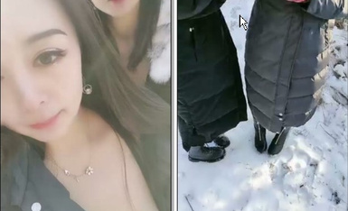 東北老鐵帶著閨蜜姐妹冰天雪地戶外玩露出,張開羽絨服給你看美妙胴體,雪球擦B冷絲絲
