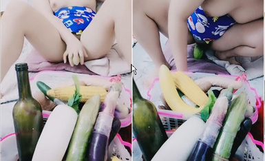 豐滿農家女,異物插入,只要是豎長條型水果蔬菜都能往B裏插,堪稱人體百草院