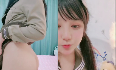 卡哇伊双马尾小萝莉！难得露逼大秀！JK装大肥臀，撩起裙子掰穴，超紧致洞洞假屌磨蹭