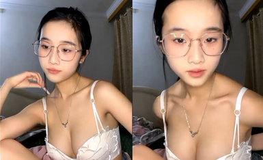 重磅推荐！刚下海的【超级清纯又青涩的四眼美眉】大姨妈刚走，就首次上镜做爱，貌似只有19岁 奶子还没完全发育，全身粉嫩 (2)