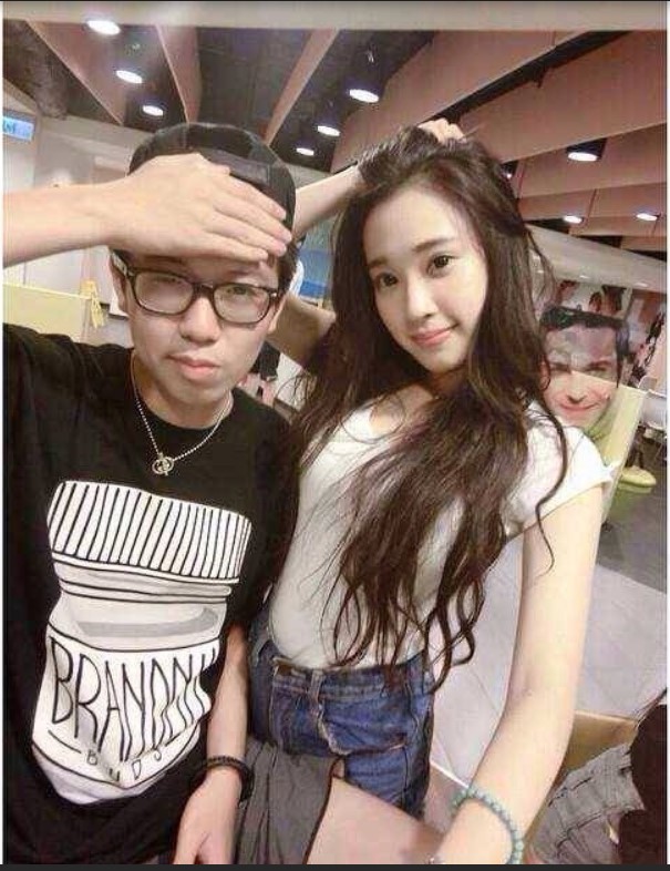 《台湾情侣泄密》公司的美女销售冠军和客户之间的秘密被曝光