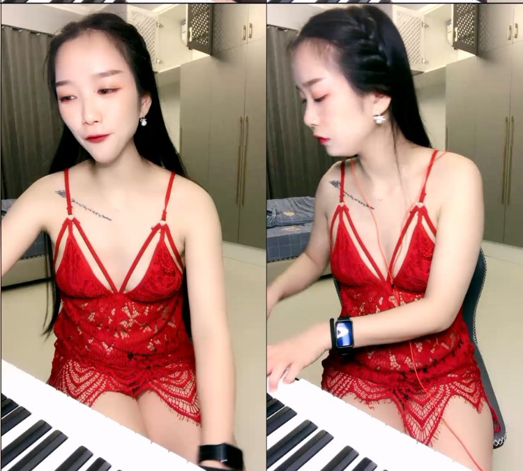 才艺钢琴新人小姐姐！弹完一曲边上自慰！单腿黑丝袜，自摸骚穴多是淫水，呻吟娇喘很是诱人.