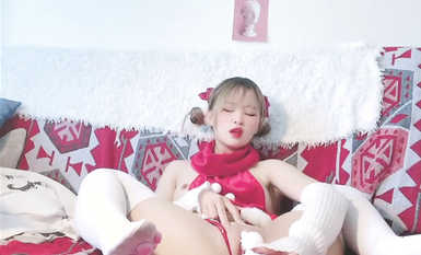 露臉小仙女！清純可愛蘿莉風嫩妹【小鹿醬】土豪私人定製~白虎粉B雙洞齊開高潮噴水 (10)