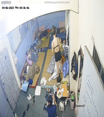 私房最新流出2023 黑客破解攝像頭偷拍 多場合家庭宿舍廁所更衣洗澡 (9)