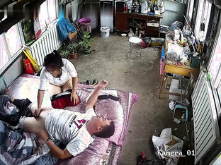 監控破解偷拍中年夫妻睡午覺趁著孩子不在家趕緊的來一炮