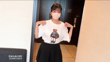 漂亮淫妻【FC2-PPV-3098539】有點像玩偶姐姐 被黑祖宗大肉棒無套內射 開始很緊張拳頭攥的緊緊的 綠帽在邊上聊天引導 視覺效果強烈