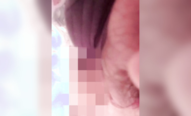 不知道我偷偷安裝了軟件，抓到出軌現行，騷逼女朋友口一個剛認識三天不到的一個兼職大學生的肉棒