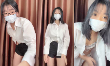 新人露臉，19歲大二眼鏡學生妹下海【夏天的童話】看著羞澀稚嫩，這柔密的陰毛，少女小穴真美，翹臀扭一扭，讓人心盪漾 (1)