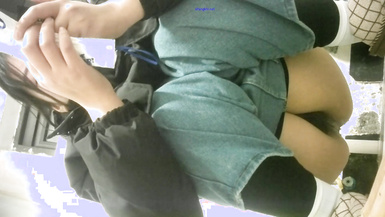 學校女廁全景多角度偷拍多位年輕學妹來尿尿