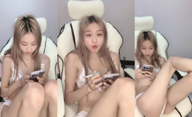 校花學妹！【你的初戀6】顏值逆天~超級粉嫩小b~全裸特寫 (7)