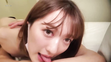 漂亮美眉吃雞啪啪【FC2-PPV-1879883】小貧乳小穴淫水超多 被摳的噴了一床 無套輸出 內射