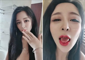 「我要吃雞吧」蛇精臉美少女【迷人蔓CC】和富二代在高檔酒店約炮，先玫瑰浴洗干凈逼逼再床戰，全程主動太騷了