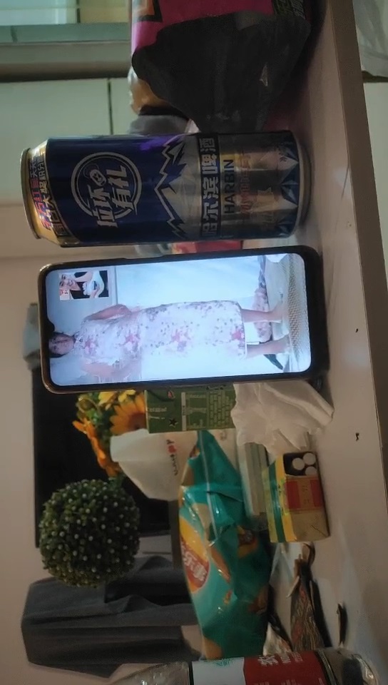 大早上跟农村阿姨来撩骚 这俩小伙的口味真是不一般 脱光抠穴摸乳 阿姨开心到爆