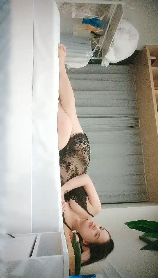 操人诛心约良家少妇三男一女3P开操，吊带透视装蒙上眼睛，被后入边口交，抬起双腿大力抽插