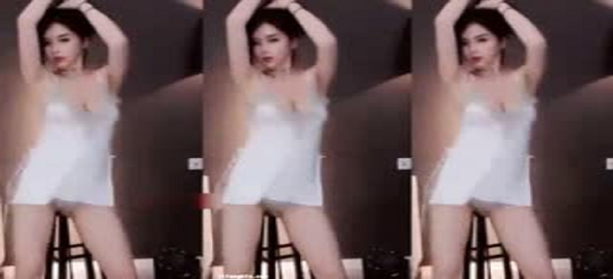 斗鱼超人气女神【张琪格】8月最新露点揉奶合集 28