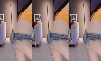 斗鱼超人气女神【张琪格】8月最新露点揉奶合集 32