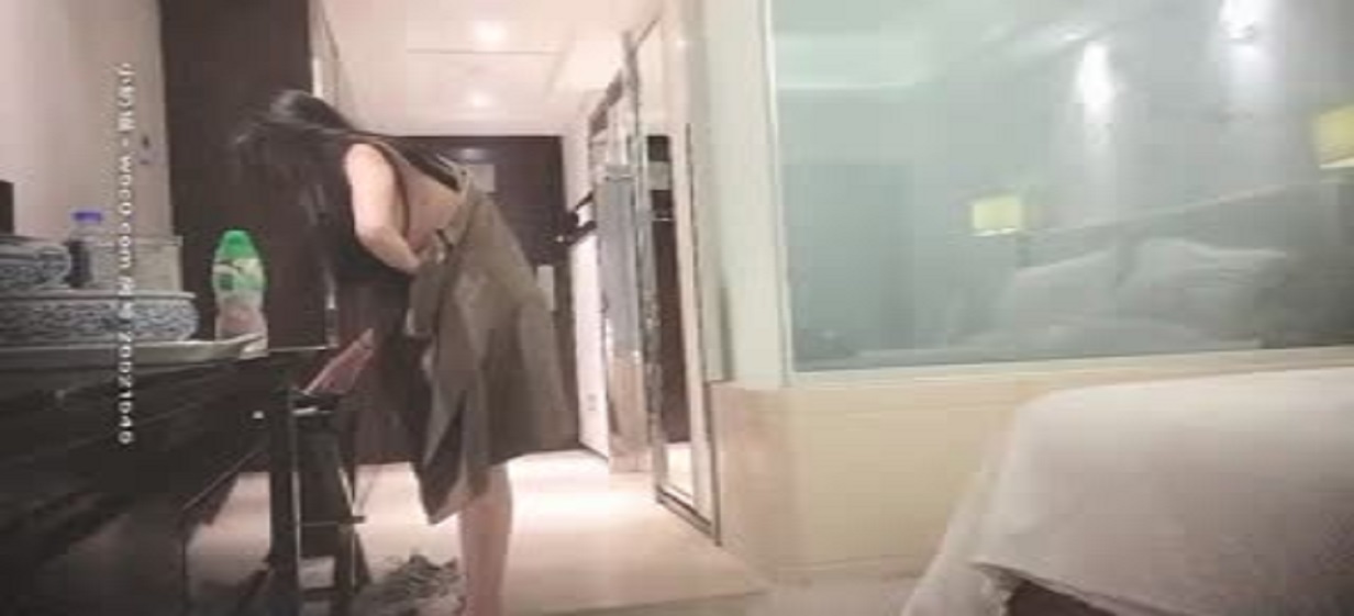 网约性感风衣外围女干过会所全套服务，抹上精油大白美乳背后摩擦，磨屁股深喉口交大屌，骑乘后入抽插猛操