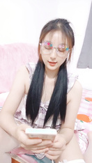 2024年7月，新人下海~【小甜舔】戴著眼鏡的學生妹！超美胸！超想舔她，眼鏡妹就是看著過癮 (4)