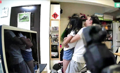 2024-05-11_臺北家庭監控_[打鬧內褲]_妹妹穿褲子_妹妹跟爸爸打鬧_妹妹洗澡