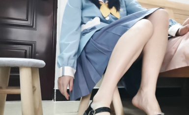 女神嫩妹足交【小琪琪文文】美腿玉足小可愛 足交26部合集(10)