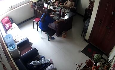 秘书压力好大，上班吃饭的功夫也得被老板办了