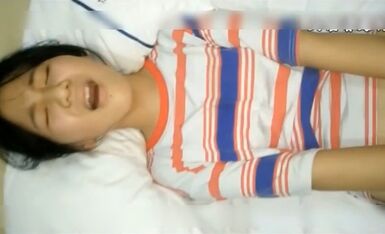 真实的少女破处，疼痛难忍，就这样被渣男霍霍了