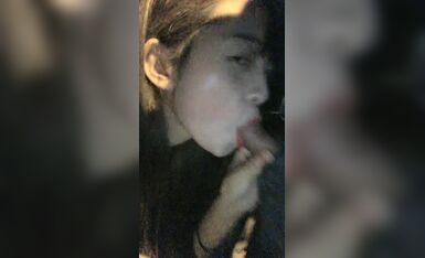 【你的女王哒哒】8W粉丝人气女神 第二场户外搭讪 街头撒尿 无套啪啪 浓密阴毛内射 收益榜登顶佳作