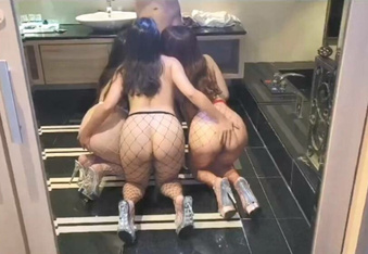 推特富家公子哥體育生『Sy』-紙醉金迷生活。 一起輪操多個妹子，射完這個射那個，一男多女淫亂大濫交。