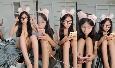 【糯米和小蟲】19清純少女姐妹花②，黑框眼鏡卡哇伊，脫光光跳蛋震穴，微毛超粉嫩小騷逼，一起翹起屁股看穴