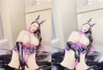 高價福利！微博128萬粉，巨乳肥臀女神尤物【芷儀g寶】最新露臉定製，制服小惡魔大黑牛自慰，淫語挑逗 (2)