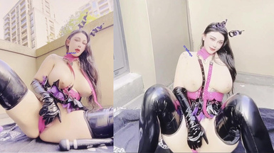 高價福利！微博128萬粉，巨乳肥臀女神尤物【芷儀g寶】最新露臉定製，制服小惡魔大黑牛自慰，淫語挑逗 (1)