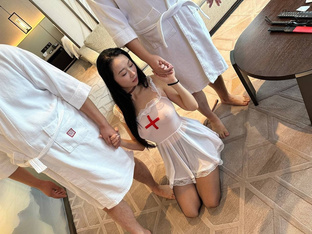 極品空姐滿身大漢，被各種調教玩弄，粉潤蝴蝶穴掰開特寫，道具速插下體，淫叫不斷 (2)