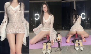 【小美miyoki】陽台露出蕾絲超透鏤空裙自慰，各種炮擊狂插狂噴，最後濕禁尿的滿地和整個高跟鞋裡面都是