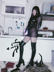 安女王 特地換上一套女王裝束3分鍾