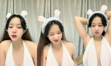 白色抹胸晚禮服，超短裙，很銷魂，大白屁股都是露在外面，豐滿大奶子，側面露出一線天道具插入粉穴