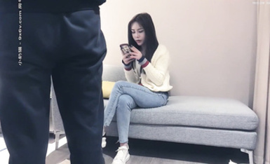 約操高顏值外圍小姐姐，很騷的外圍，猛男暴擊從沙發戰斗到穿上